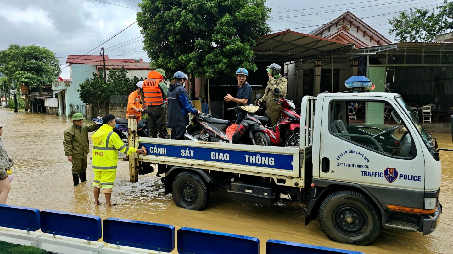 Trên địa bàn huyện Bình Gia cũng xảy ra tình hình ngập lụt, nhất là tại khu vực như thị trấn Bình Gia, xã Tân Văn... Tại những điểm ngập lụt, lực lượng chức năng đều có mặt để hỗ trợ người dân di dời người và tài sản, hạn chế thiệt hại do mưa lũ gây ra