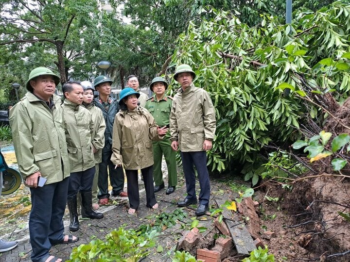 Bí thư Thành ủy Hà Nội Bùi Thị Minh Hoài kiểm tra công tác khắc phục sau bão cùng lãnh đạo quận Bắc Từ Liêm.