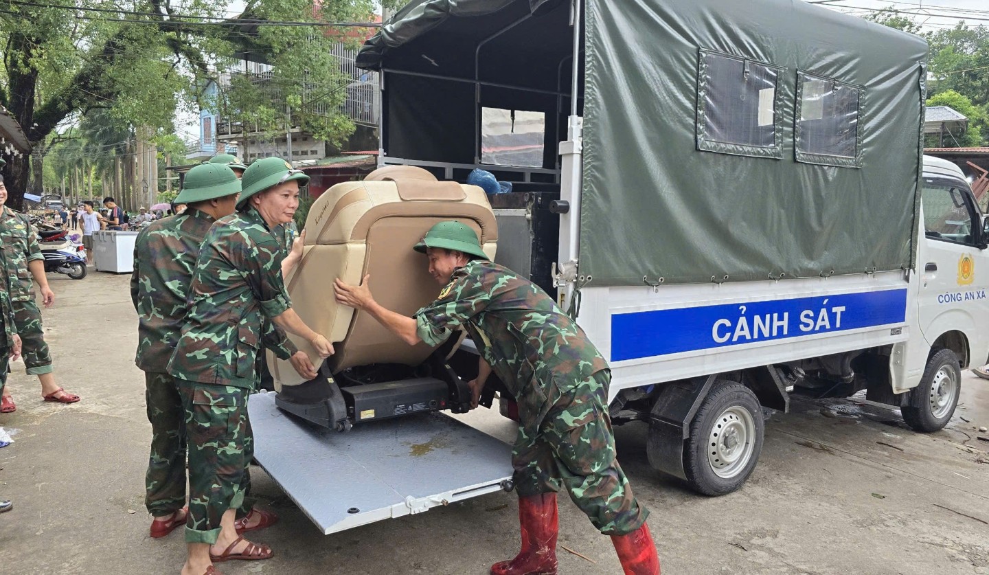 Cán bộ, chiến sĩ quân đội hỗ trợ người dân tại thị trấn Lộc Bình, huyện Lộc Bình di dời tài sản