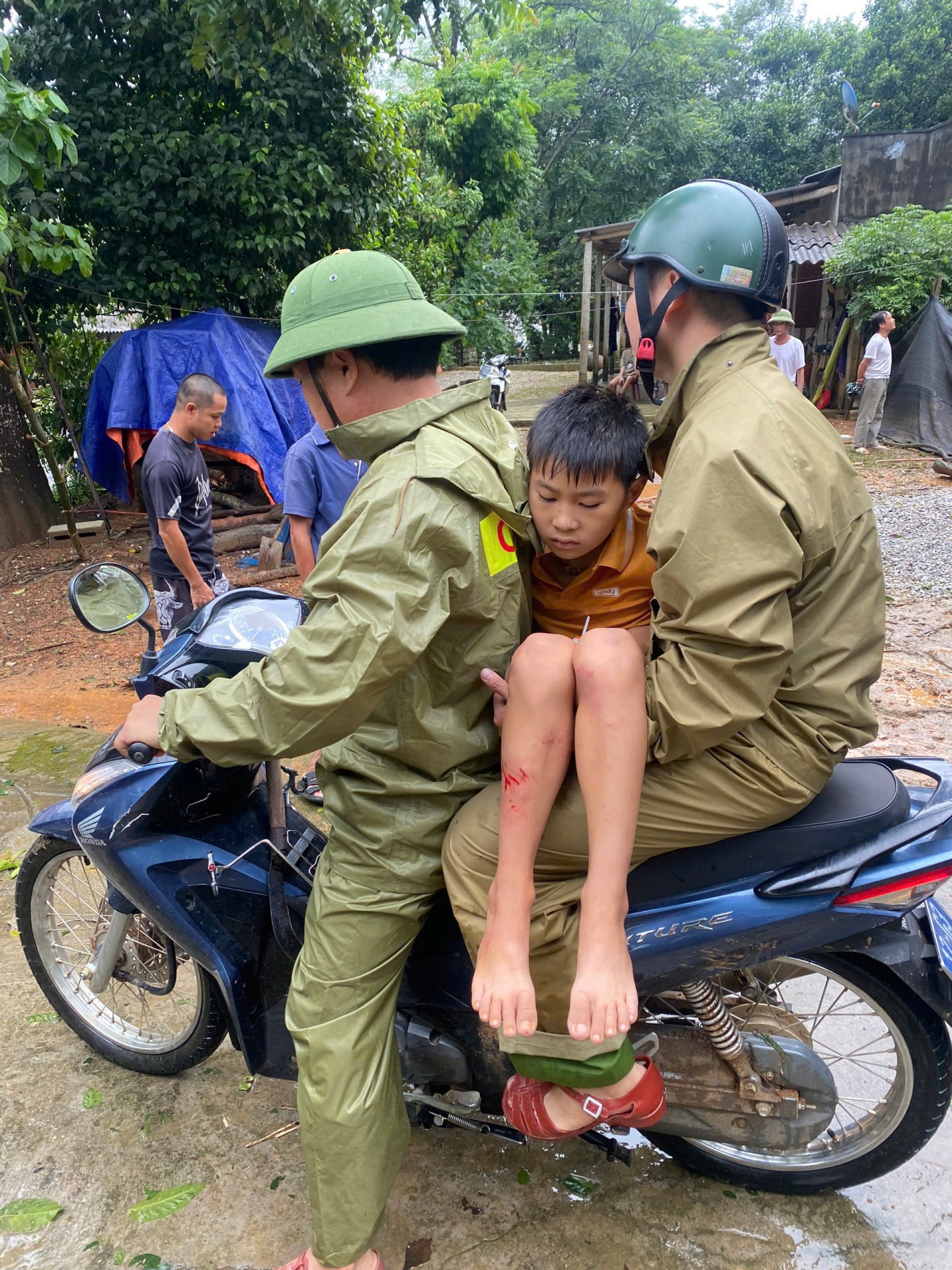 Tại huyện Cao Lộc, mưa lũ cũng gây ra tình trạng sạt lở, sập nhà dân tại một số xã trên địa bàn huyện. Trong ảnh, lực lượng chức năng đang hỗ trợ đưa người bị thương tại gia đình bị sạt lở tại xã Bình Trung đến trạm y tế xã