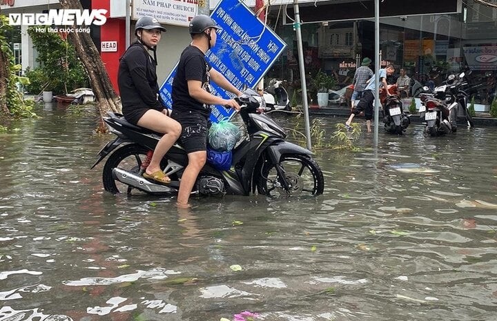 Nhiều nơi ở TP Hải Phòng tan hoang, ngập sâu trong nước sau khi bị siêu bão Yagi càn quét. (Ảnh: Nguyễn Huệ)