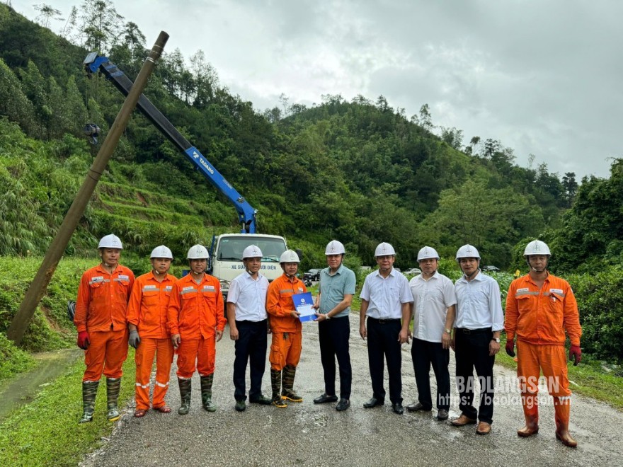 Lãnh đạo Tổng công ty Điện lực miền Bắc và lãnh đạo Công ty Điện lực Lạng Sơn động viên, tặng quà công nhân viên, người lao động đang làm việc tại hiện trường