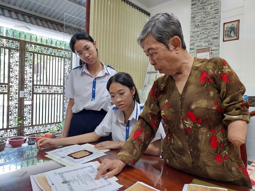 Bà Lê Hồng Quân kể với các cháu học sinh về những năm tháng chiến đấu của mình.  