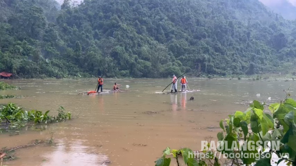 Lực lượng chức năng tìm kiếm thi thể nạn nhân