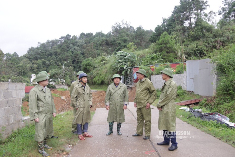 Đồng chí Hồ Tiến Thiệu, Phó Bí thư Tỉnh ủy, Chủ tịch UBND tỉnh kiểm tra thực tế công tác phòng, chống bão số 3  trên địa bàn thành phố Lạng Sơn