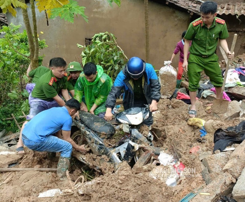 Lực lượng chức năng hỗ trợ người dân huyện Chi Lăng khắc phục hậu quả  mưa, bão