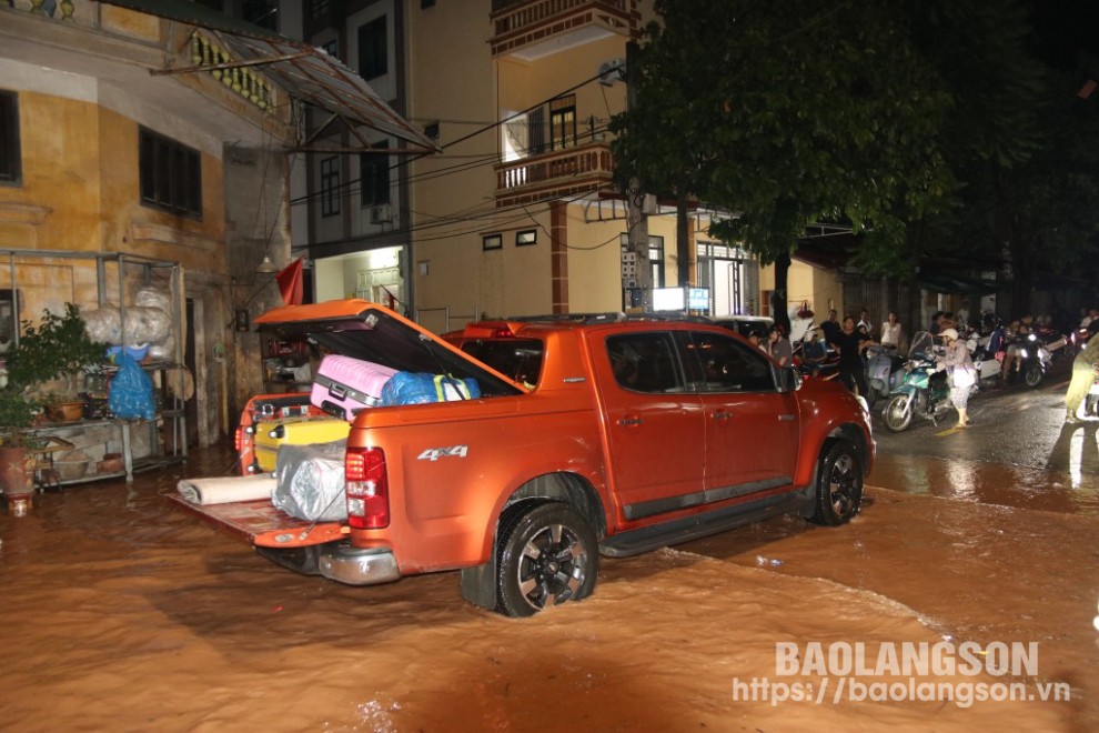 Một số gia đình di chuyển đồ đạc ra khu vực khác