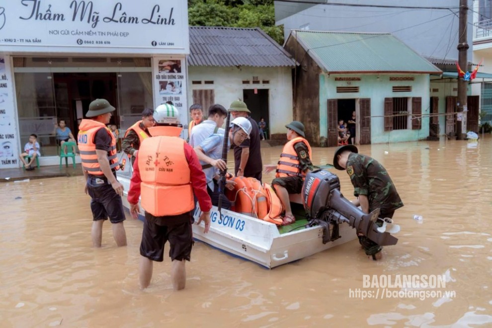 Lực lượng chức năng hỗ trợ người dân thị trấn Na Sầm, huyện Văn Lãng di dời người và tài sản