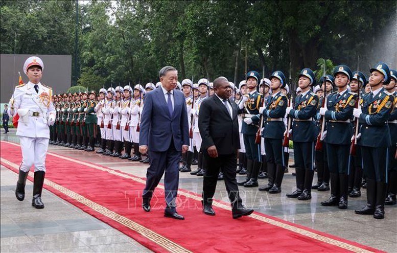 Tổng Bí thư, Chủ tịch nước Tô Lâm và Tổng thống Mozambique Filipe Jacinto Nyusi duyệt Đội danh dự Quân đội nhân dân Việt Nam