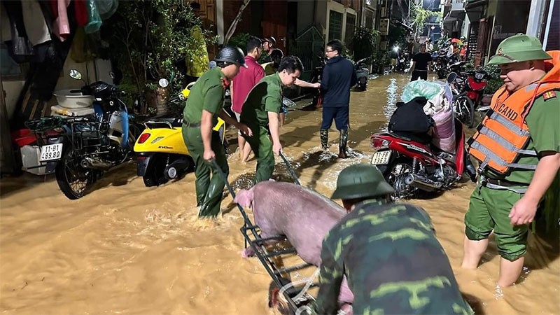  Lực lượng Quân đội và Công an giúp dân di dời tài sản. 