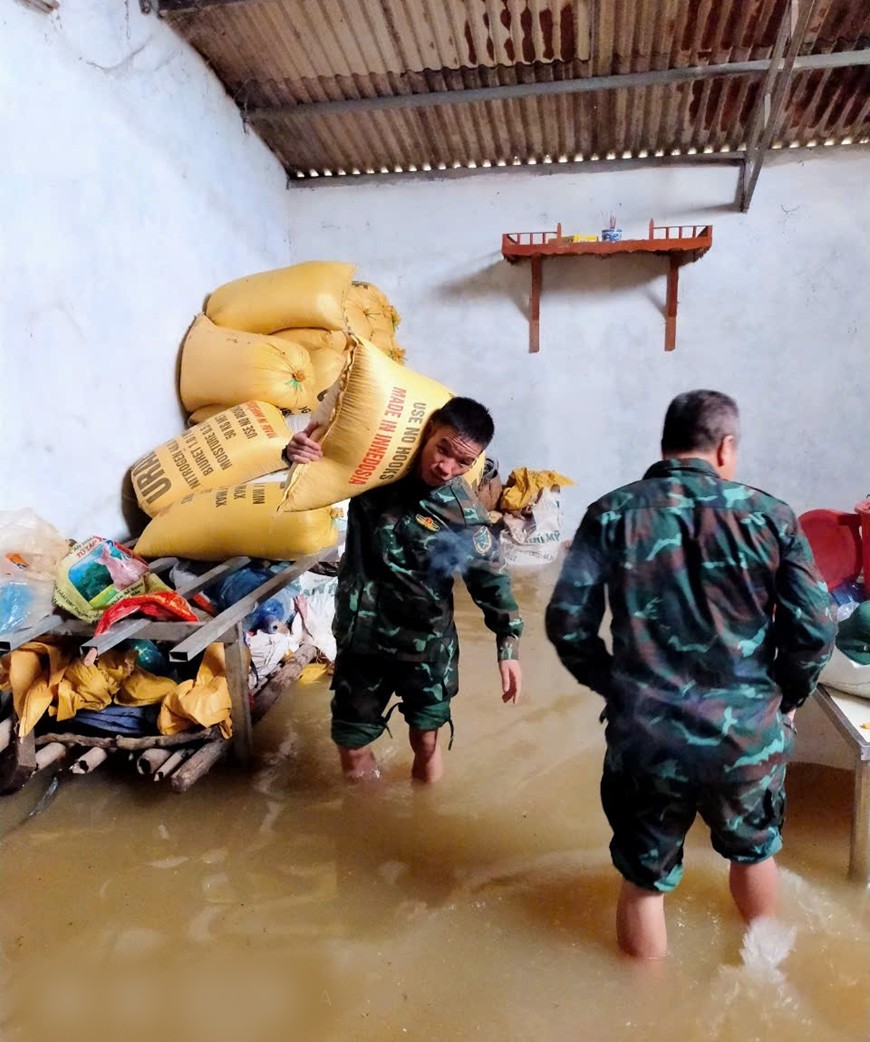 Lực lượng vũ trang xóm Mã Quan, thị trấn Nước Hai, huyện Hòa An, Cao Bằng di chuyển nông sản giúp nhân dân địa phương.