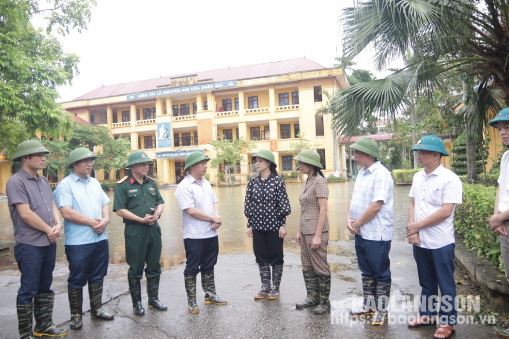 Đồng chí Đoàn Thanh Sơn, Phó Chủ tịch UBND tỉnh kiểm tra và chỉ đạo lãnh đạo huyện Hữu Lũng triển khai những việc cấp bách trước mắt để khắc phục hậu quả mưa, bão trên địa bàn