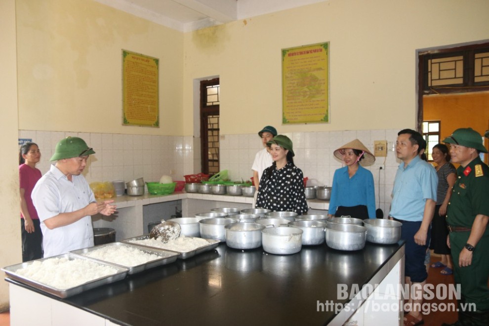 Đồng chí Đoàn Thanh Sơn, Phó Chủ tịch UBND tỉnh cùng đoàn công tác kiểm tra thực tế việc nấu ăn cho học sinh trên địa bàn thị trấn Hữu Lũng