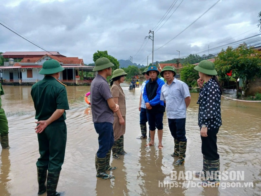 Đồng chí Đoàn Thanh Sơn, Phó Chủ tịch UBND tỉnh cùng đoàn công tác kiểm tra thực tế tình hình mưa lũ trên địa bàn xã Nhật Tiến, huyện Hữu Lũng