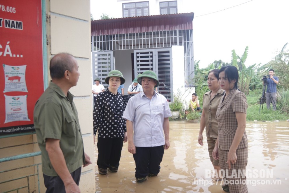 Đồng chí Đoàn Thanh Sơn, Phó Chủ tịch UBND tỉnh cùng đoàn công tác hỏi thăm người dân xã Sơn Hà, huyện Hữu Lũng về công tác ứng phó bão số 3