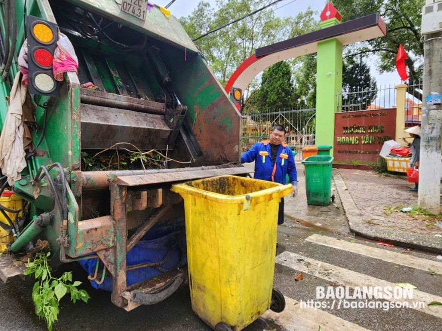 Công ty TNHH Huy Hoàng đã huy động nhiều công nhân, phương tiện tiến hành thu gom, vận chuyển rác tại nhiều tuyến phố của thành phố Lạng Sơn đảm bảo thành phố xanh, sạch, đẹp.