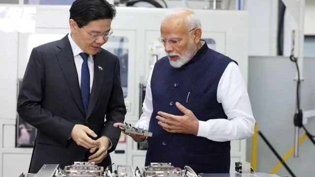 Thủ tướng Ấn Độ Narendra Modi (bên phải) và người đồng cấp Singapore Lawrence Wong thăm Công ty AEM Holdings Ltd, ở Singapore, ngày 5/9/2024. (Ảnh: PTI)