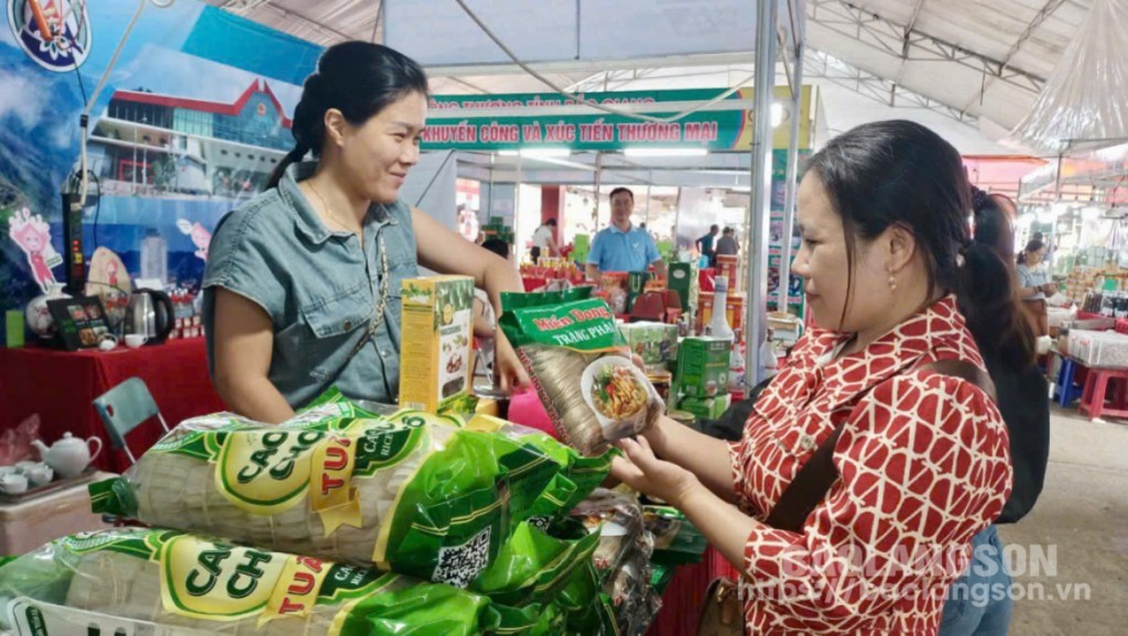 Khách hàng tham quan gian hàng trưng bày, giới thiệu sản phẩm của tỉnh Lạng Sơn tại hội chợ