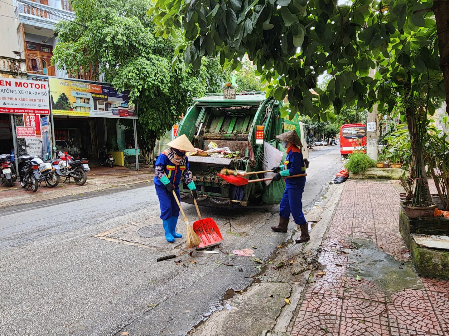 Công nhân công ty TNHH Huy Hoàng thu gom rác tại đường Lê Hồng Phong, phường Tam Thanh, thành phố Lạng Sơn