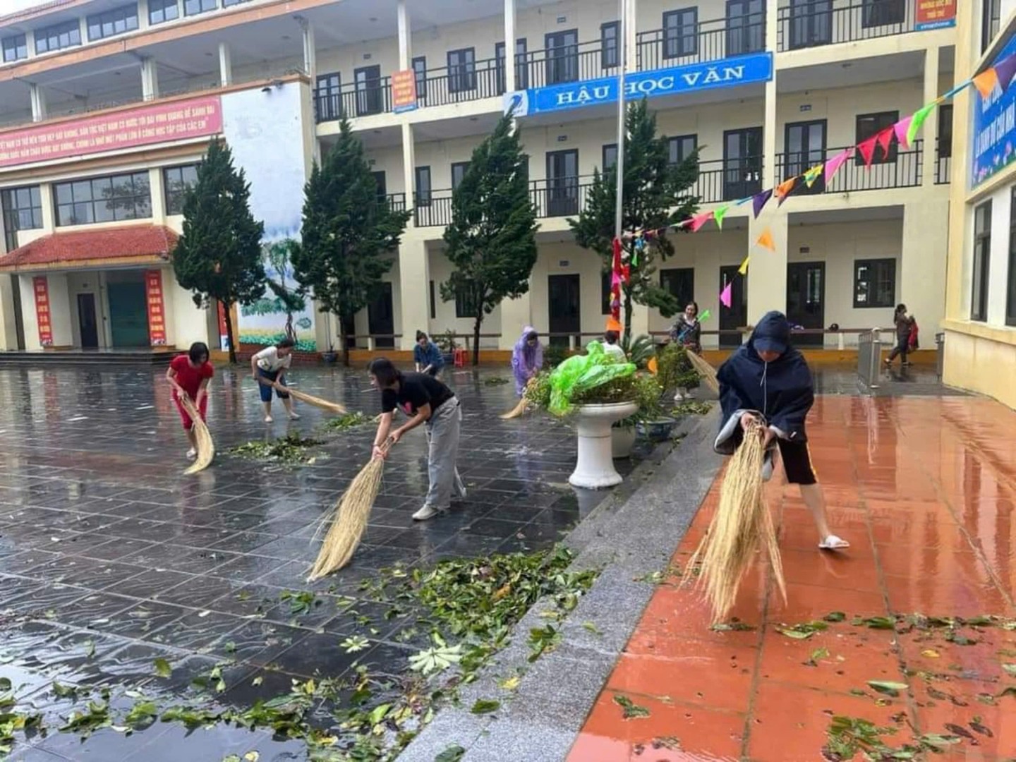 Các trường học trên địa bàn thành phố Lạng Sơn cũng tích cực dọn dẹp vệ sinh môi trường đảm bảo khuôn viên nhà trường sạch sẽ