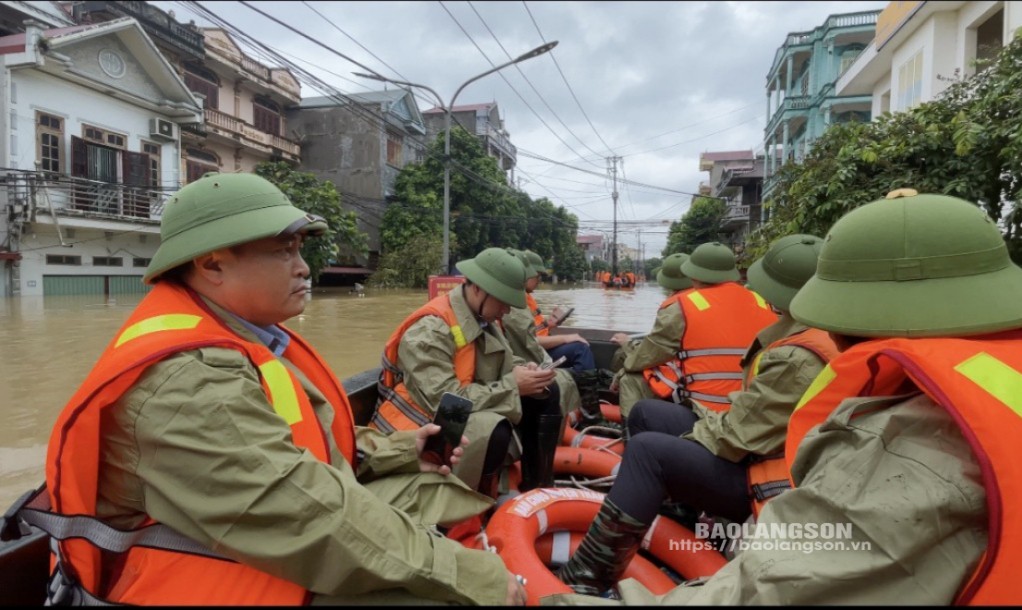 Đồng chí Lương Trọng Quỳnh, Phó Chủ tịch UBND tỉnh và các thành viên Đoàn công tác đi kiểm tra công tác ứng phó ngập lụt sau cơn bão số 3 tại huyện Tràng Định