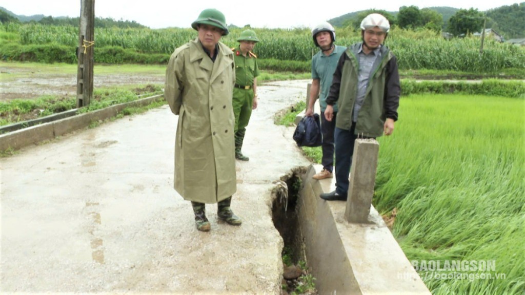 Lãnh đạo Huyện ủy Văn Quan (ngoài cùng bên trái) kiểm tra thực tế tình hình đường bê tông sạt lở tại xã Yên Phúc