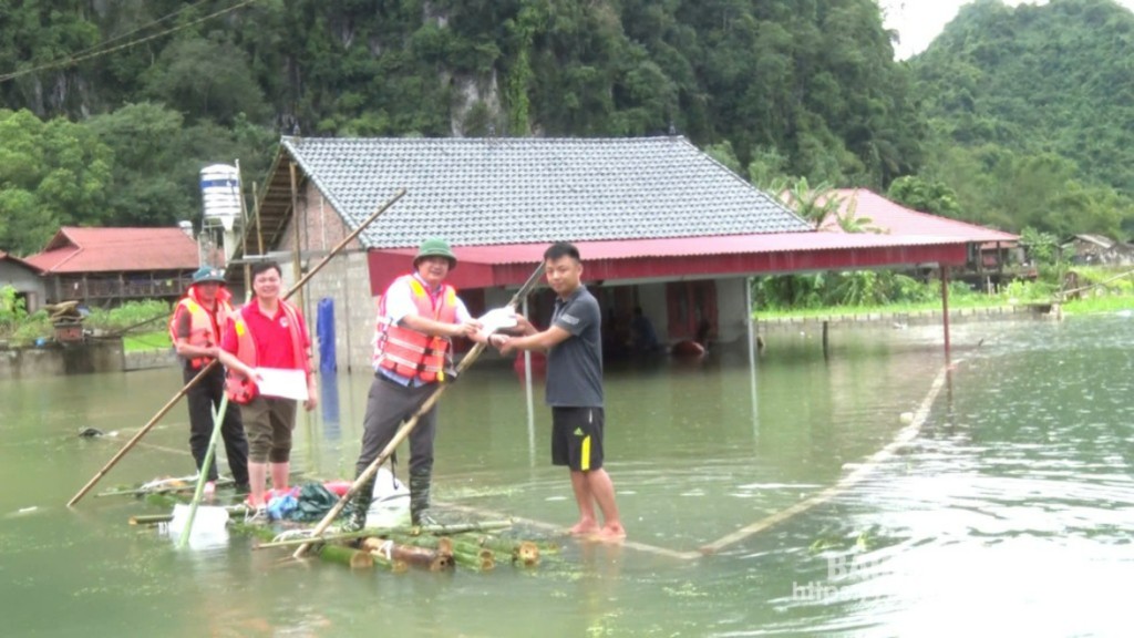 Lãnh đạo UBND huyện Văn Quan trao kinh phí hỗ trợ gia đình bị ngập lụt tại thôn Bản Kình, xã Lương Năng