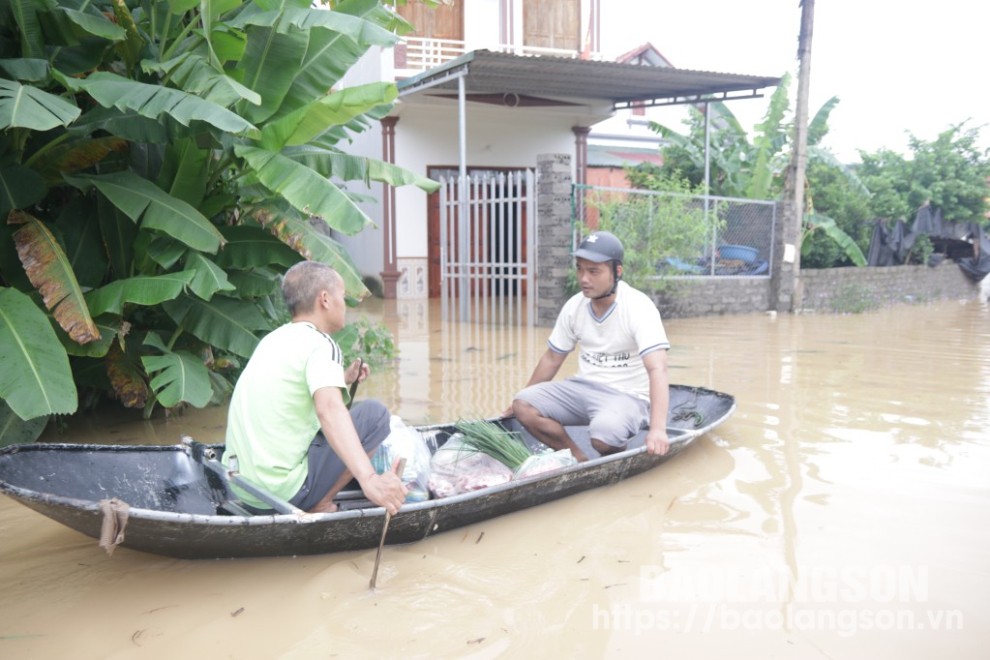 Người dân xã Sơn Hà, huyện Hữu Lũng dùng thuyền để hỗ trợ người dân di chuyển cũng như cung ứng thực phẩm cho người dân