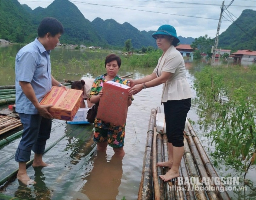 Lãnh đạo MTTQ tỉnh tặng quà hộ dân bị ảnh hưởng do mưa bão tại xã Long Đống, huyện Bắc Sơn