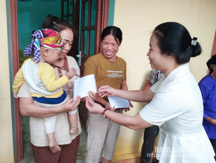 Lãnh đạo MTTQ tỉnh tặng quà các hộ dân tại xã Tràng Phái, huyện Văn Quan