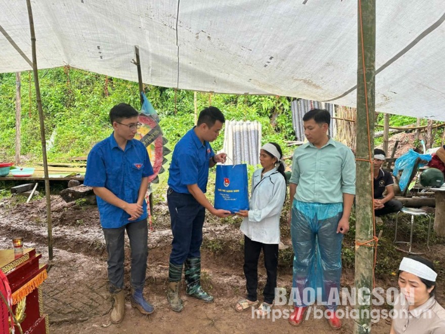 Lãnh đạo Tỉnh đoàn Lạng Sơn đã động viên, chia sẻ với những mất mát của gia đình bà Nông Thị Nết