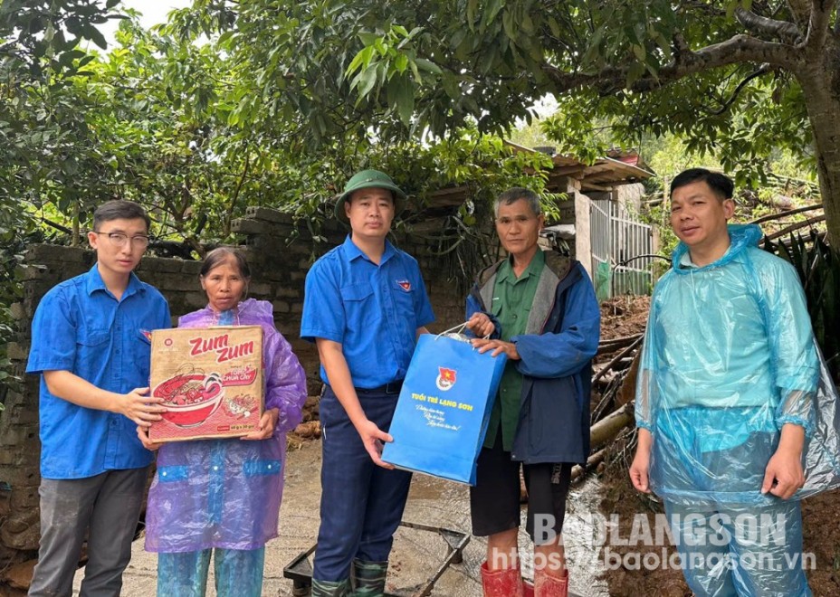 Lãnh đạo Tỉnh đoàn Lạng Sơn tặng quà gia đình ông Lộc Văn Khanh