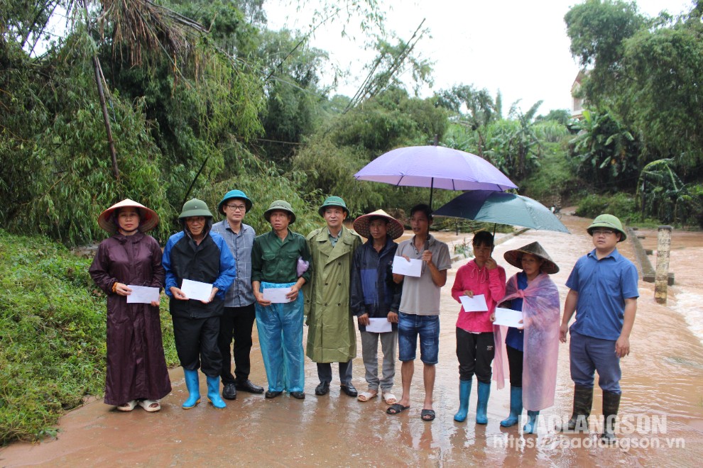 Các thành viên đoàn công tác thăm hỏi, hỗ trợ các gia đình bị cô lập do bão số 3 tại xã Đông Quan, huyện Lộc Bình