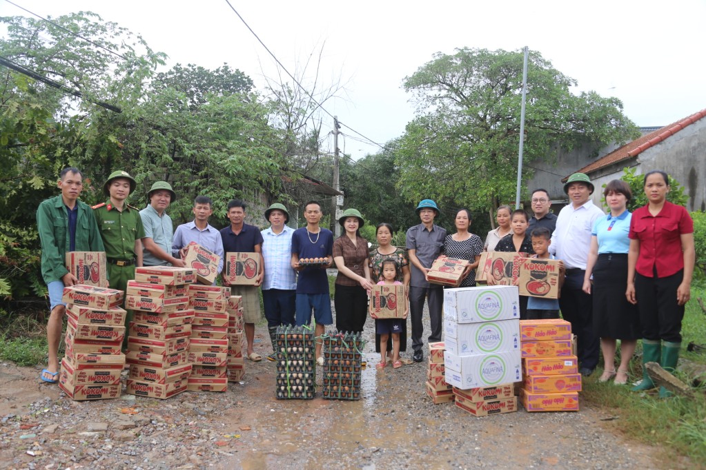 Đoàn công tác của Uỷ ban MTTQ tỉnh và của huyện Hữu Lũng tặng quà người dân xã Minh Hoà, huyện Hữu Lũng