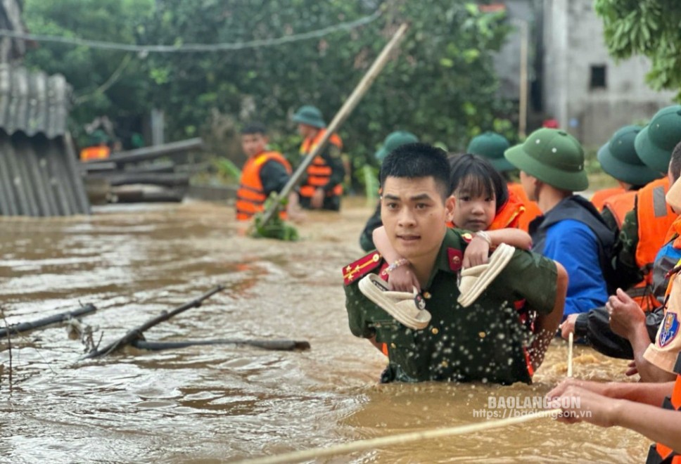 Công an huyện Chi Lăng băng mình vào vùng lũ giải cứu nhiều người dân, trong đó có nhiều em nhỏ mắc kẹt trong vùng lũ ở thị trấn Đồng Mỏ 