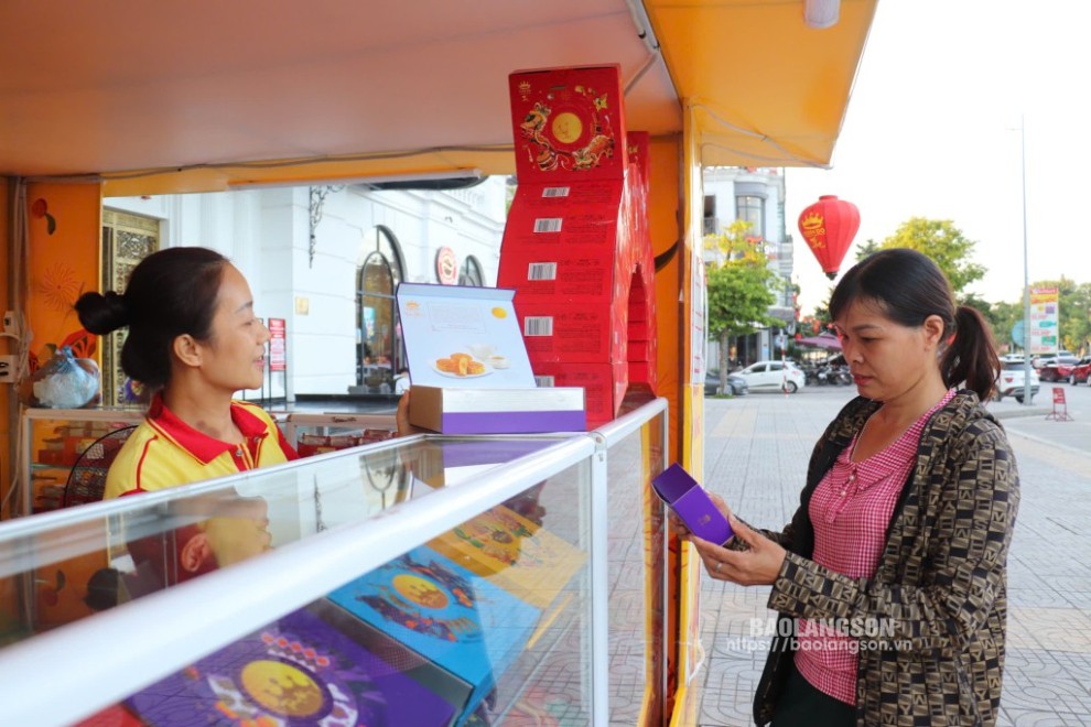 Người dân mua bánh tại quầy hàng lưu động của thương hiệu bánh trung thu Kinh Đô tại đường Hùng Vương,  phường Chi Lăng, thành phố Lạng Sơn