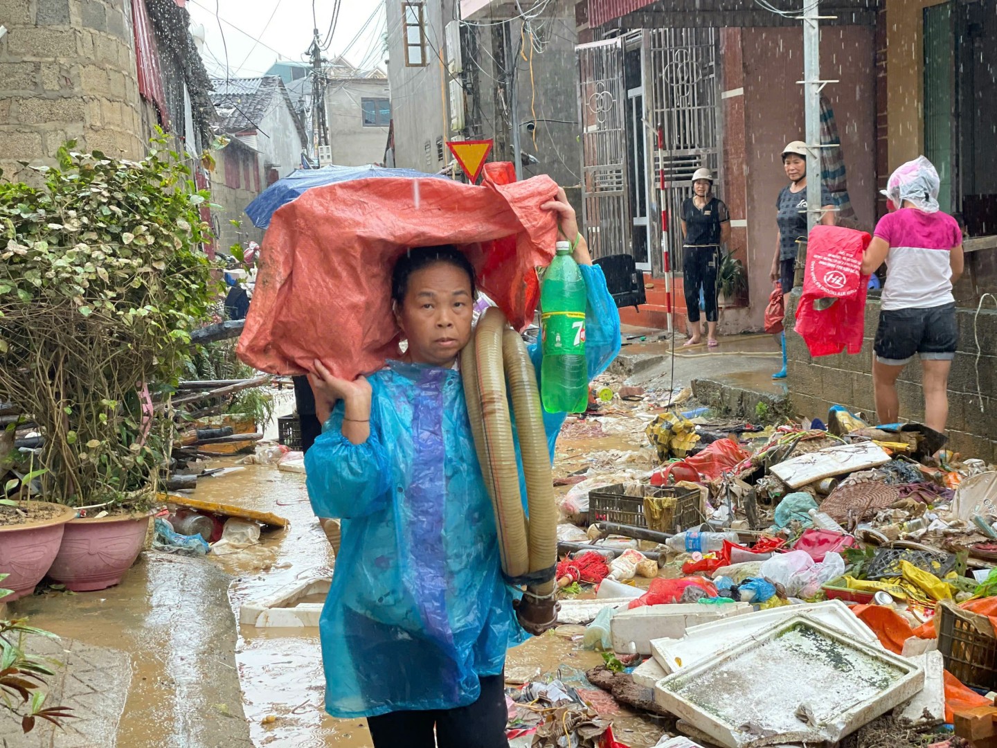 Người dân trên địa bàn thị trấn Thất Khê di chuyển những vật dụng còn lại của gia đình sau trận ngập lụt