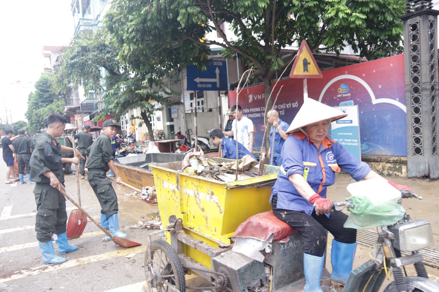 Lực lượng chức năng, đơn vị liên quan thu dọn rác thải trên địa bàn thị trấn Thất Khê