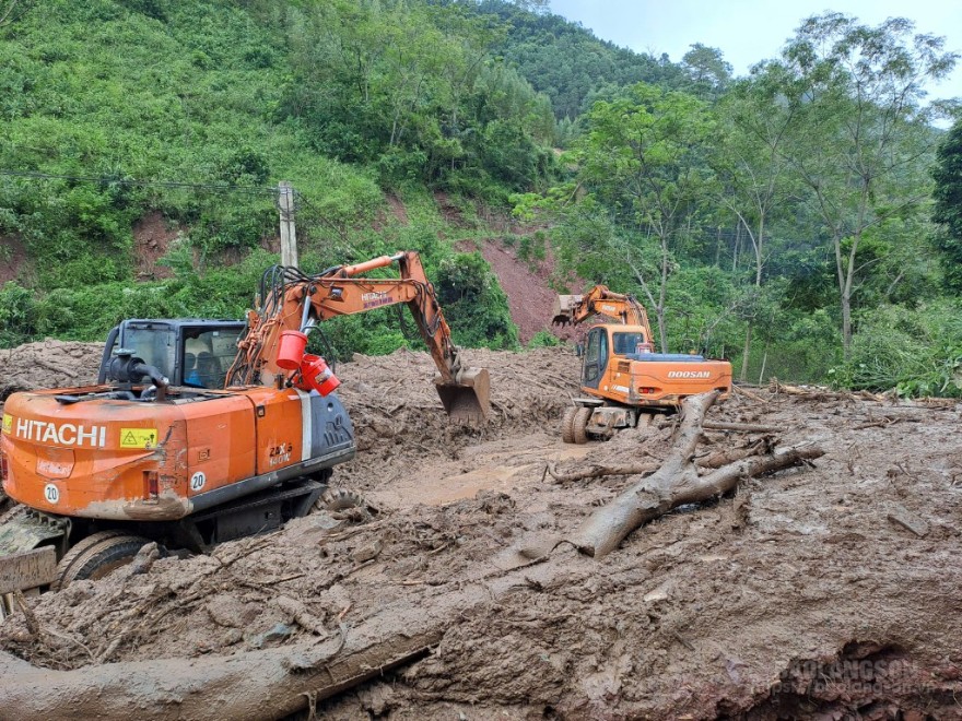 Đơn vị quản lý đường bộ huy động máy móc bảo đảm giao thông tại đường tỉnh 250