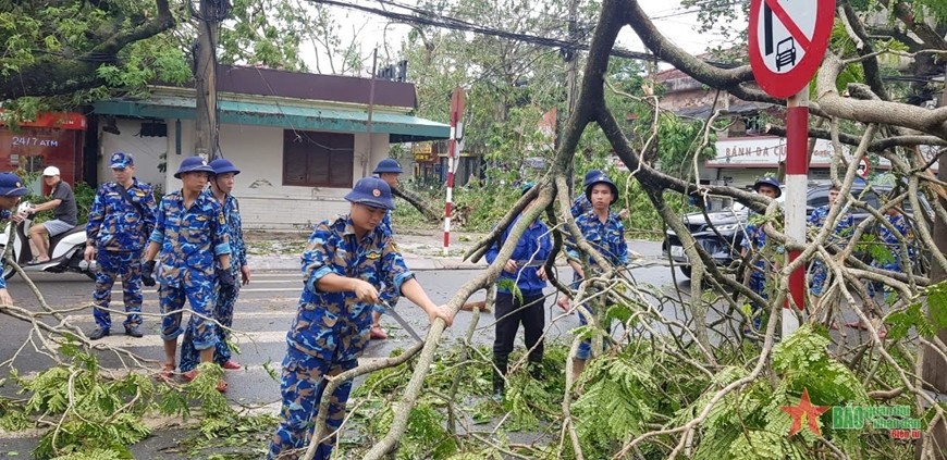 Cán bộ, chiến sĩ Đại đội Vệ binh, phòng Hành chính, Bộ Tham mưu Hải quân tham gia thu dọn cây đổ tại đường Trần Hưng Đạo, TP Hải Phòng sau bão số 3. 