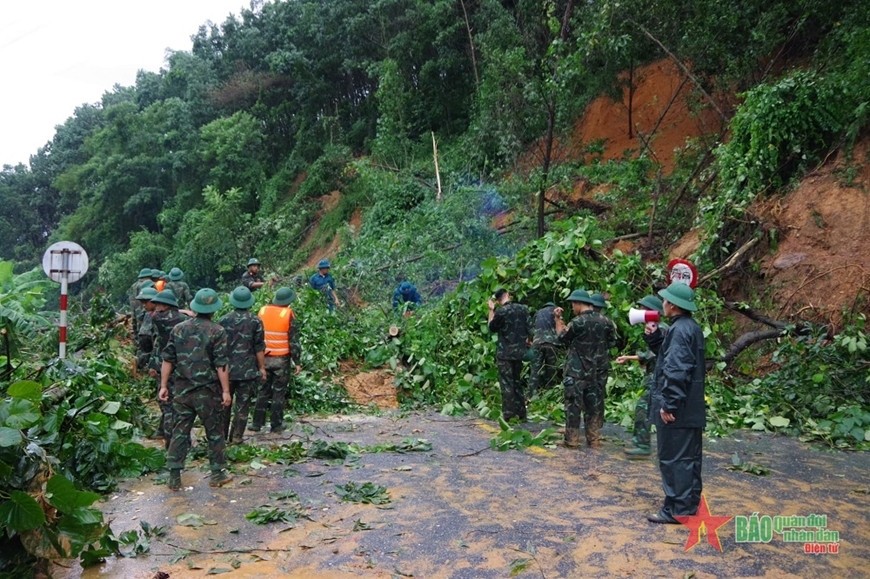 Cán bộ, chiến sĩ giúp nhân dân các địa phương huyện Phú Lương, tỉnh Thái Nguyên khắc phục hậu quả sau bão.  