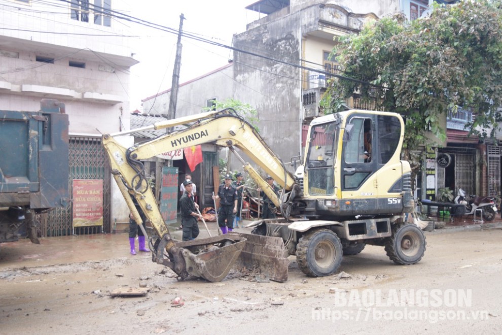 
Lực lượng chức năng dọn dẹp đồ đạc, rác trên địa bàn thị trấn Thất Khê, huyện Tràng Định
