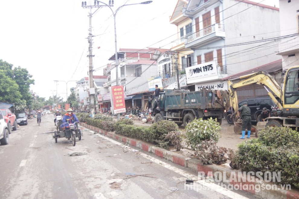 
Các lực lượng, đơn vị tham gia dọn dẹp khắc phục hậu quả ngập úng trên địa bàn thị trấn Thất Khê, huyện Tràng Định
