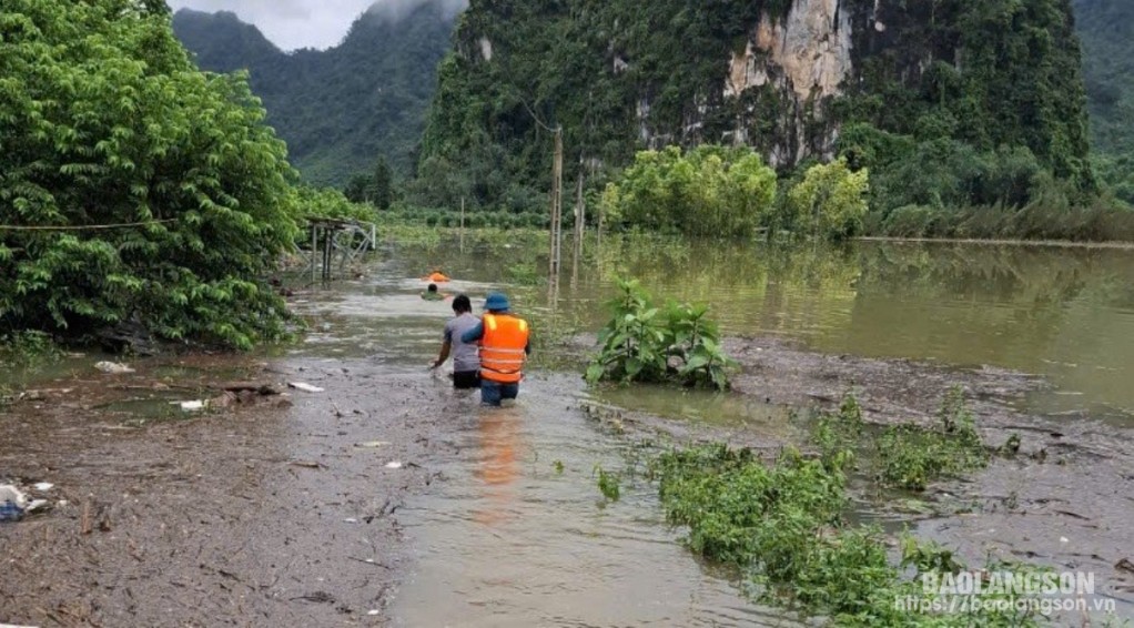 Công an xã Yên Sơn và các lực lượng bơi vào vùng lũ để đưa người đi cấp cứu