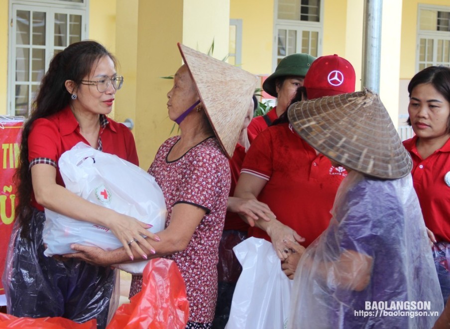 Lãnh đạo Hội Chữ thập đỏ tỉnh trao quà cho người dân bị ảnh hưởng do bão số 3 tại xã Hùng Sơn, huyện Tràng Định