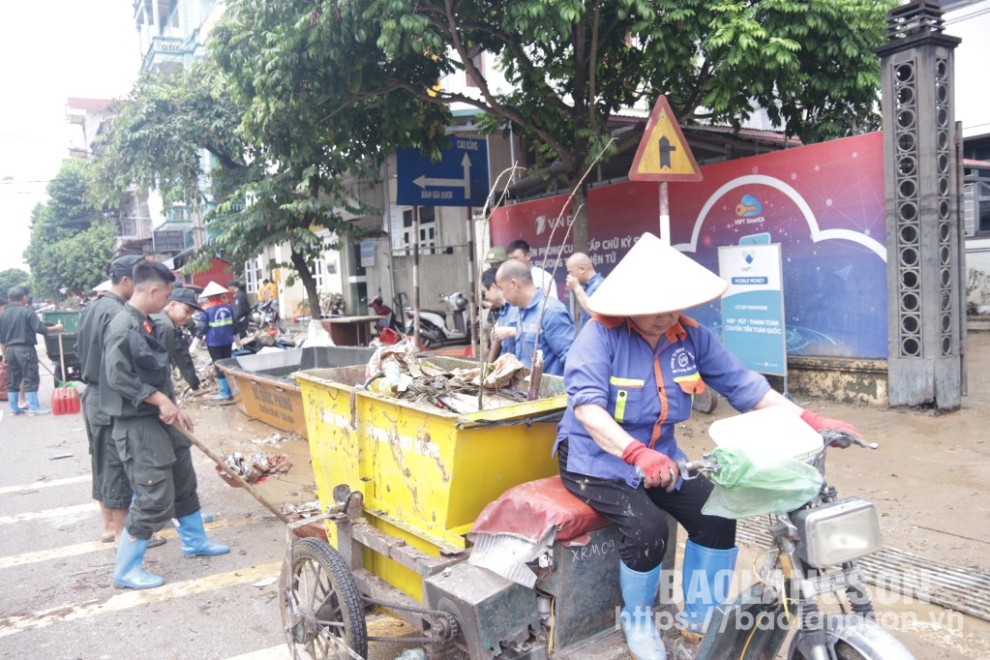 Lực lượng chức năng tham gia dọn dẹp vệ sinh môi trường sau mưa bão trên địa bàn thị trấn Thất Khê, huyện Tràng Định