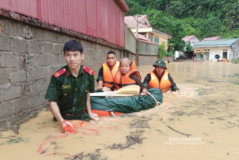 Lực lượng công an, quân đội hỗ trợ người dân vùng ngập lụt trên địa bàn huyện Hữu Lũng đến nơi an toàn (ngày 8/9)