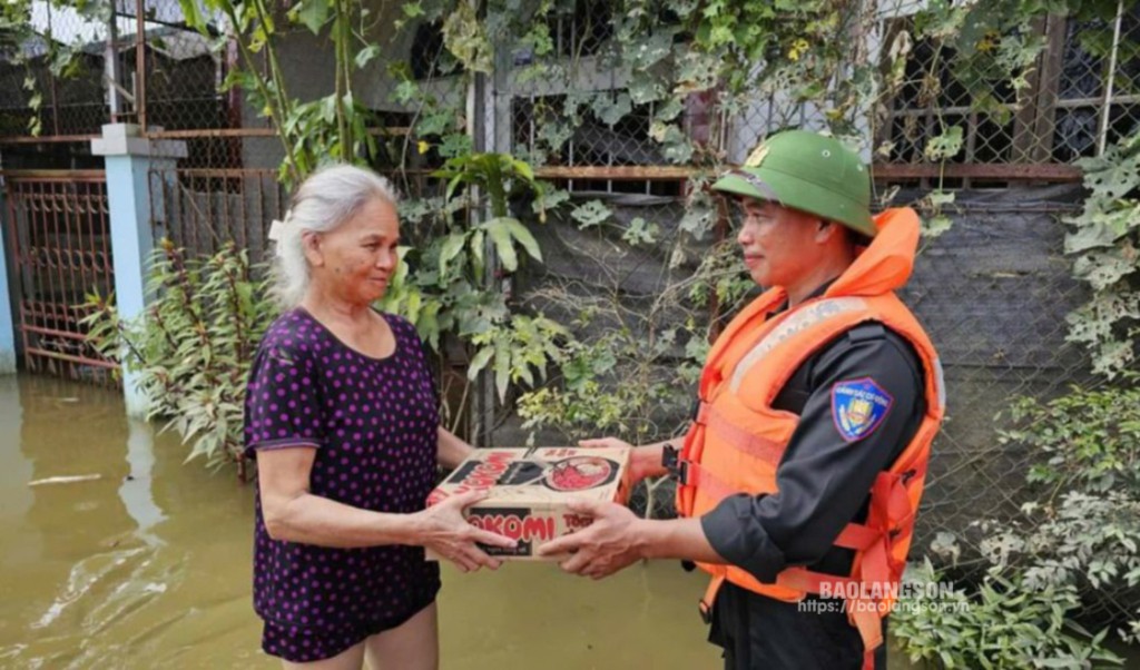 Lực lượng chức năng kịp thời hỗ trợ mì tôm cho người dân Tràng Định bị ảnh hưởng bởi bão, lũ