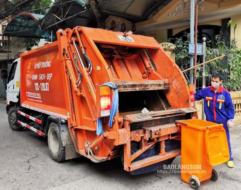 Công nhân Công ty TNHH Huy Hoàng thu gom chất thải rắn sinh hoạt đã được phân loại tại nguồn