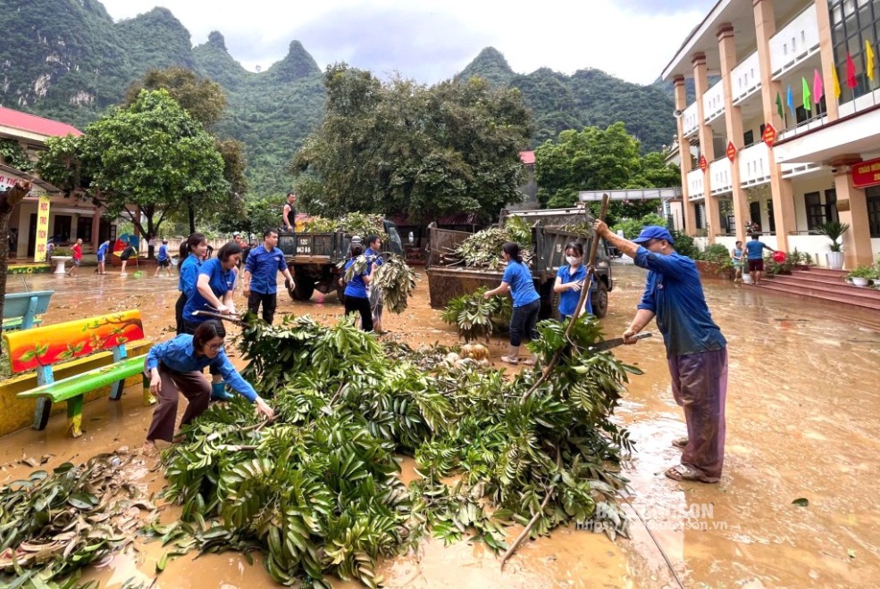 Thanh niên huyện Chi Lăng vệ sinh môi trường tại trường học trên địa bàn thị trấn Đồng Mỏ